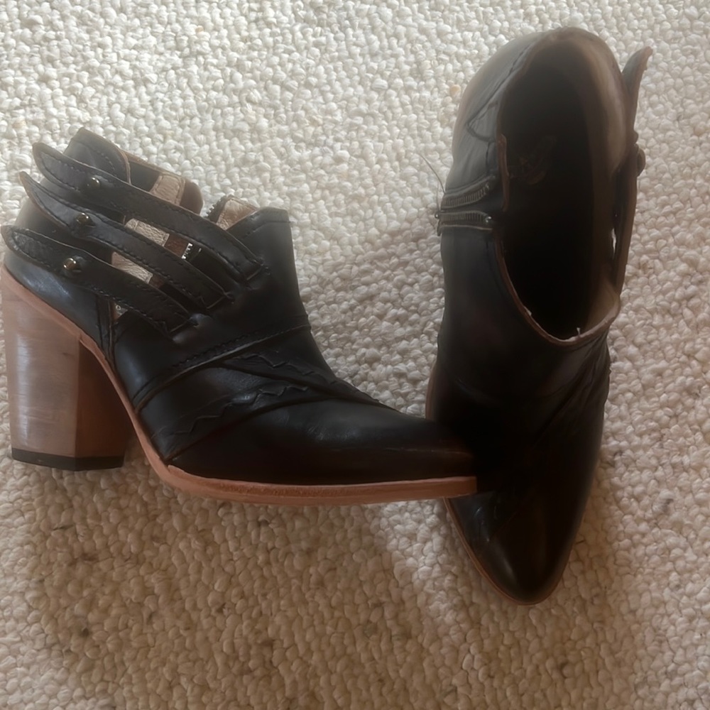 Freebird boots, like new condition. Size 9
